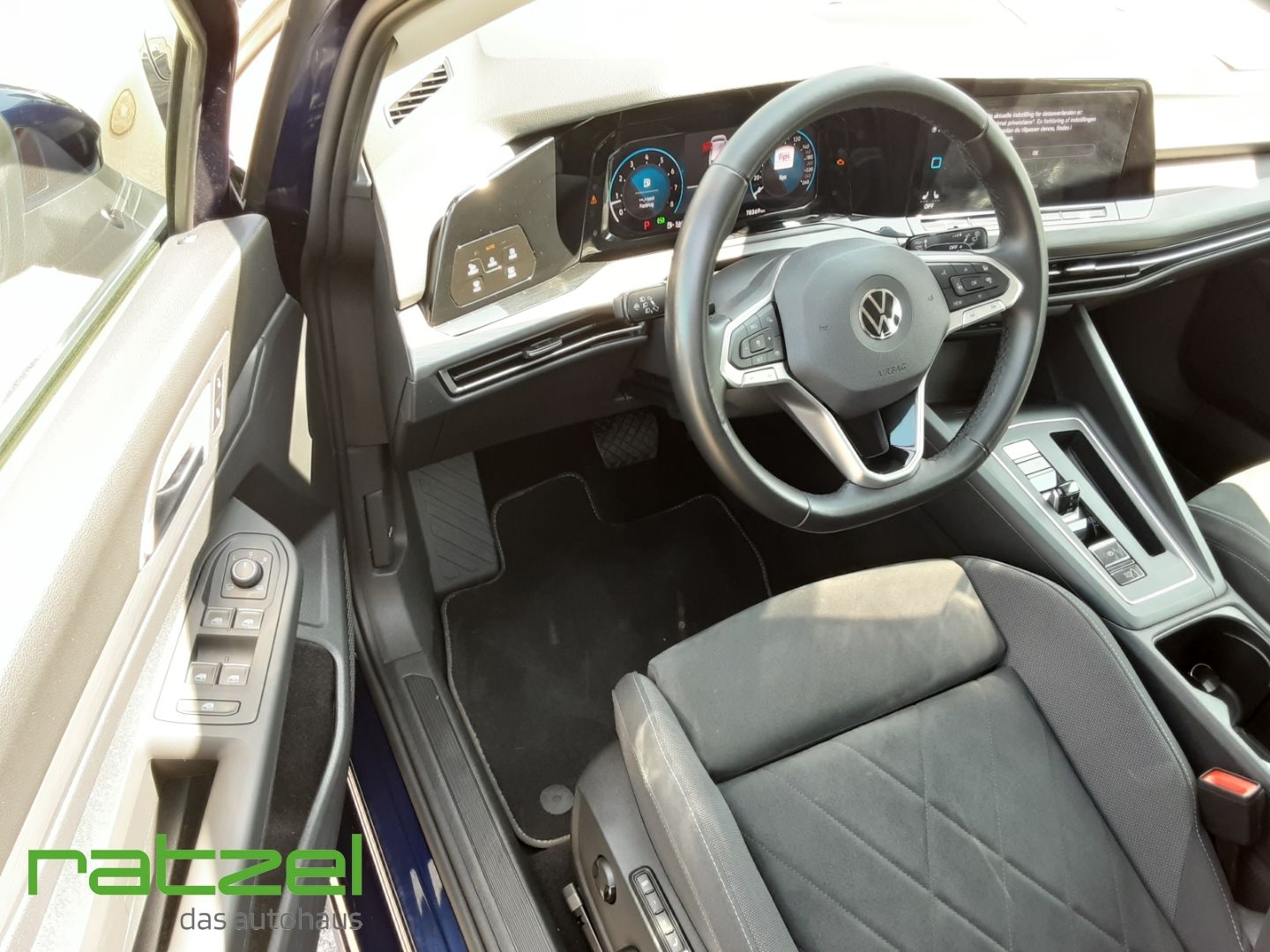Fahrzeugabbildung Volkswagen Golf VIII Style 1.5 eTSI DSG  Memory Sitze Massa