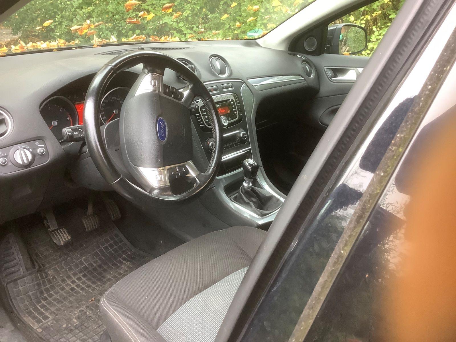 Ford Mondeo 2011 — interior