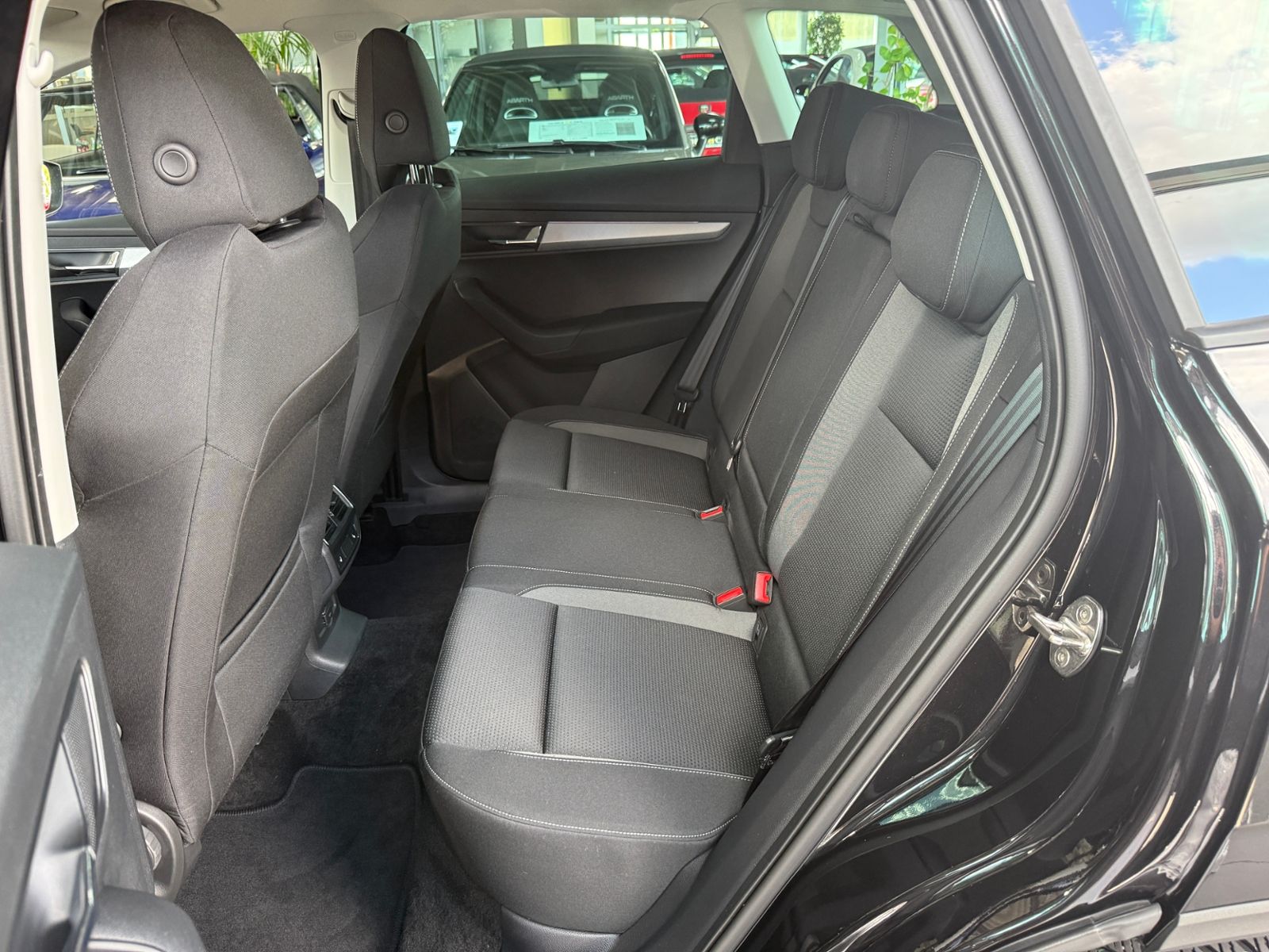 Fahrzeugabbildung SKODA KAROQ 1.5 TSI DSG AHK AMB LED NAVI