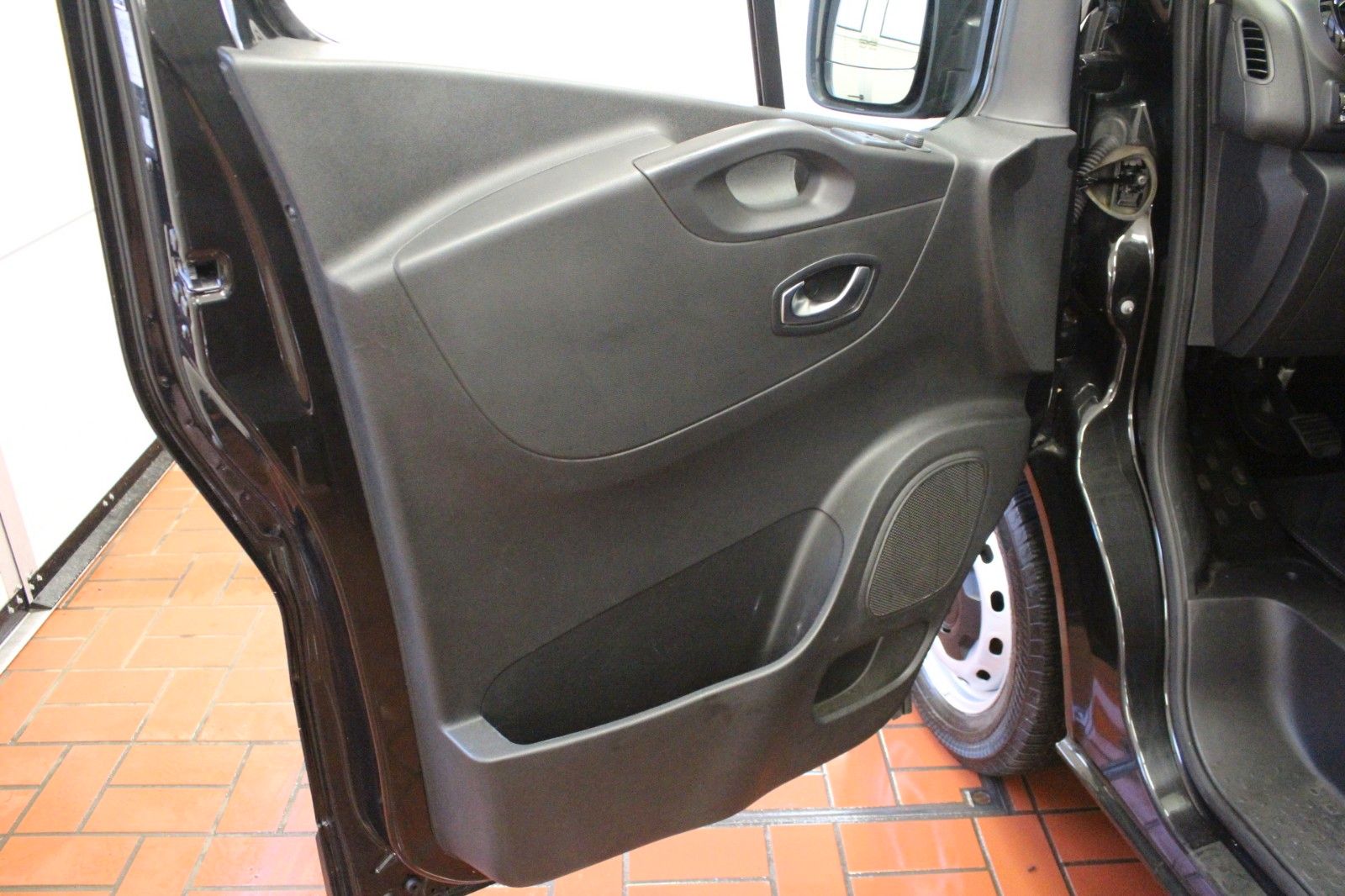 Fahrzeugabbildung Renault Trafic Grand dCi 145 L2H1 LKW 3.0t AHK