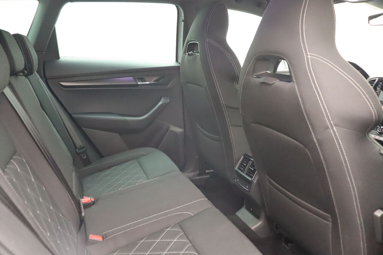 Fahrzeugabbildung SKODA Karoq 1.5 Ambition SPORTLINE LED NAVI ACC