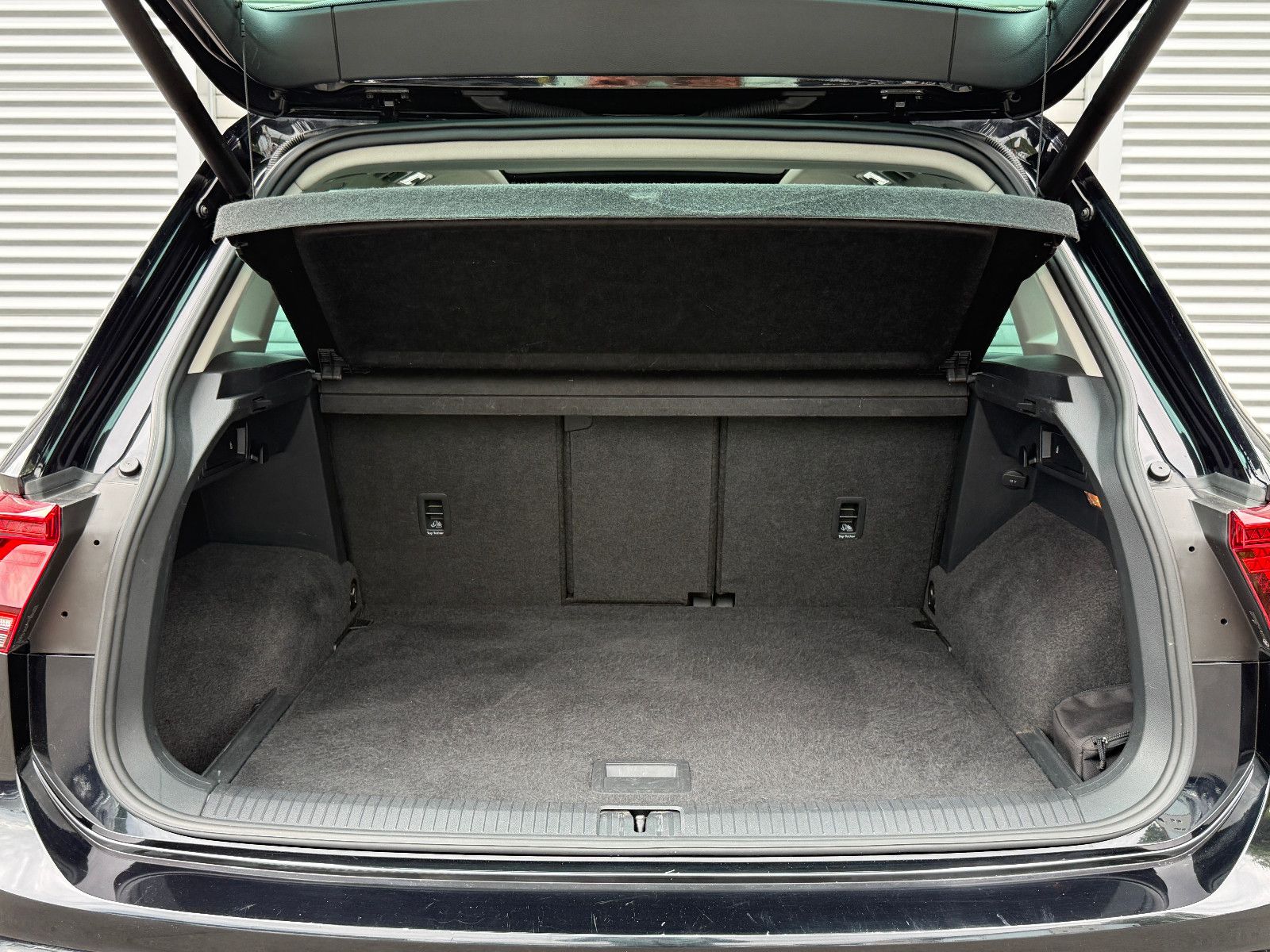 Fahrzeugabbildung Volkswagen Tiguan Highline 4Motion ACC AHK Nav SHZ Pano LED
