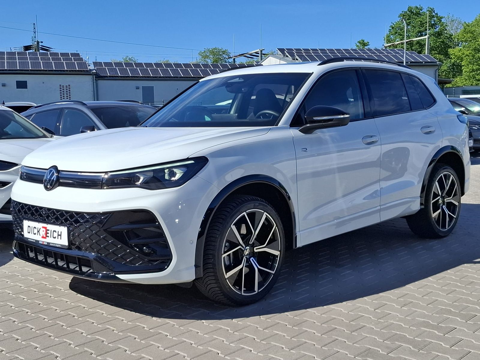 Fahrzeugabbildung Volkswagen Tiguan 2.0 TDI 4M R-Line BLACK*PAN*HK*AHK*MATRIX