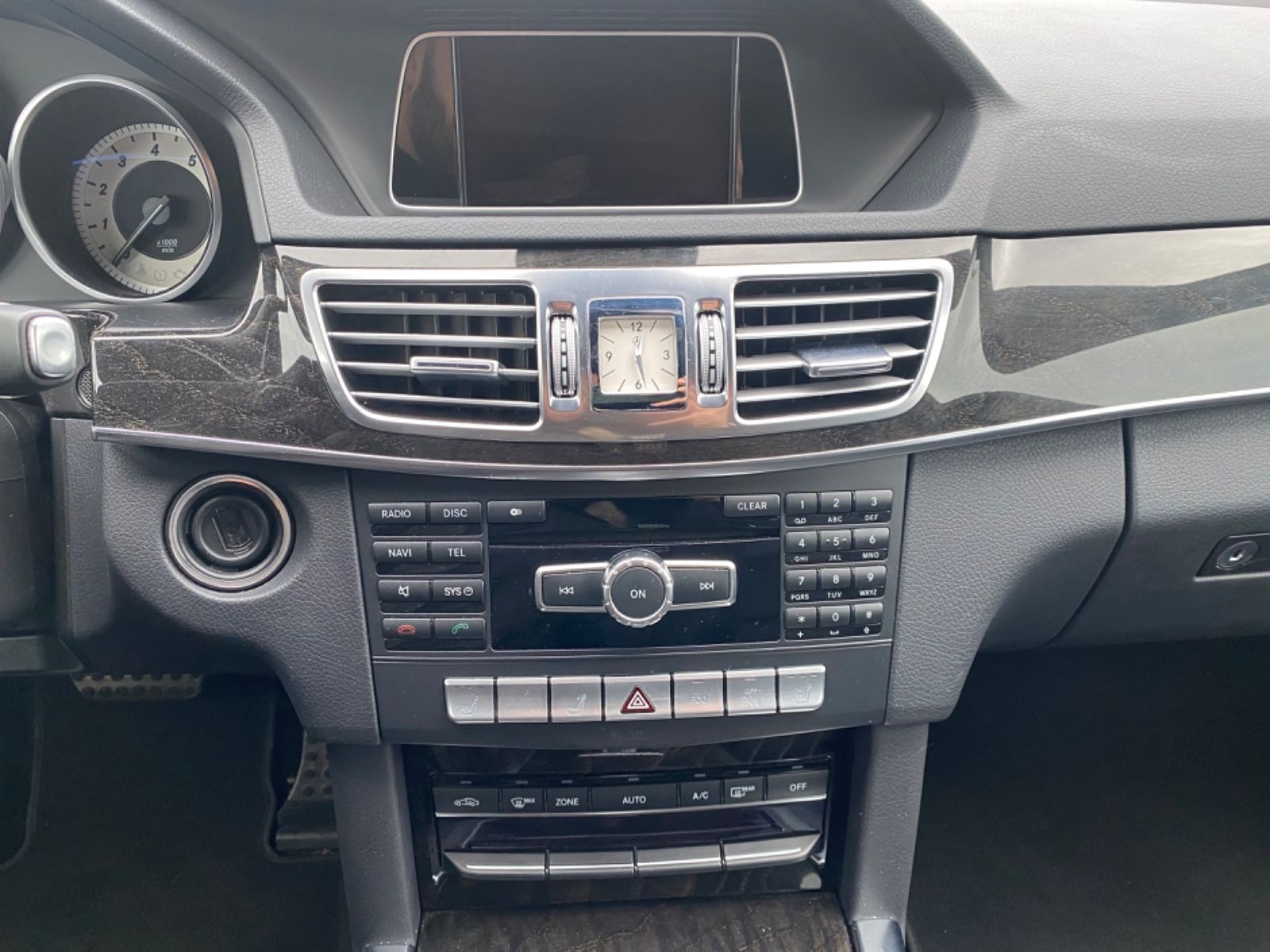 Fahrzeugabbildung Mercedes-Benz E 250 CGI T AMG*Totwinkel*LED*Navi*SHZ*Tempomat*