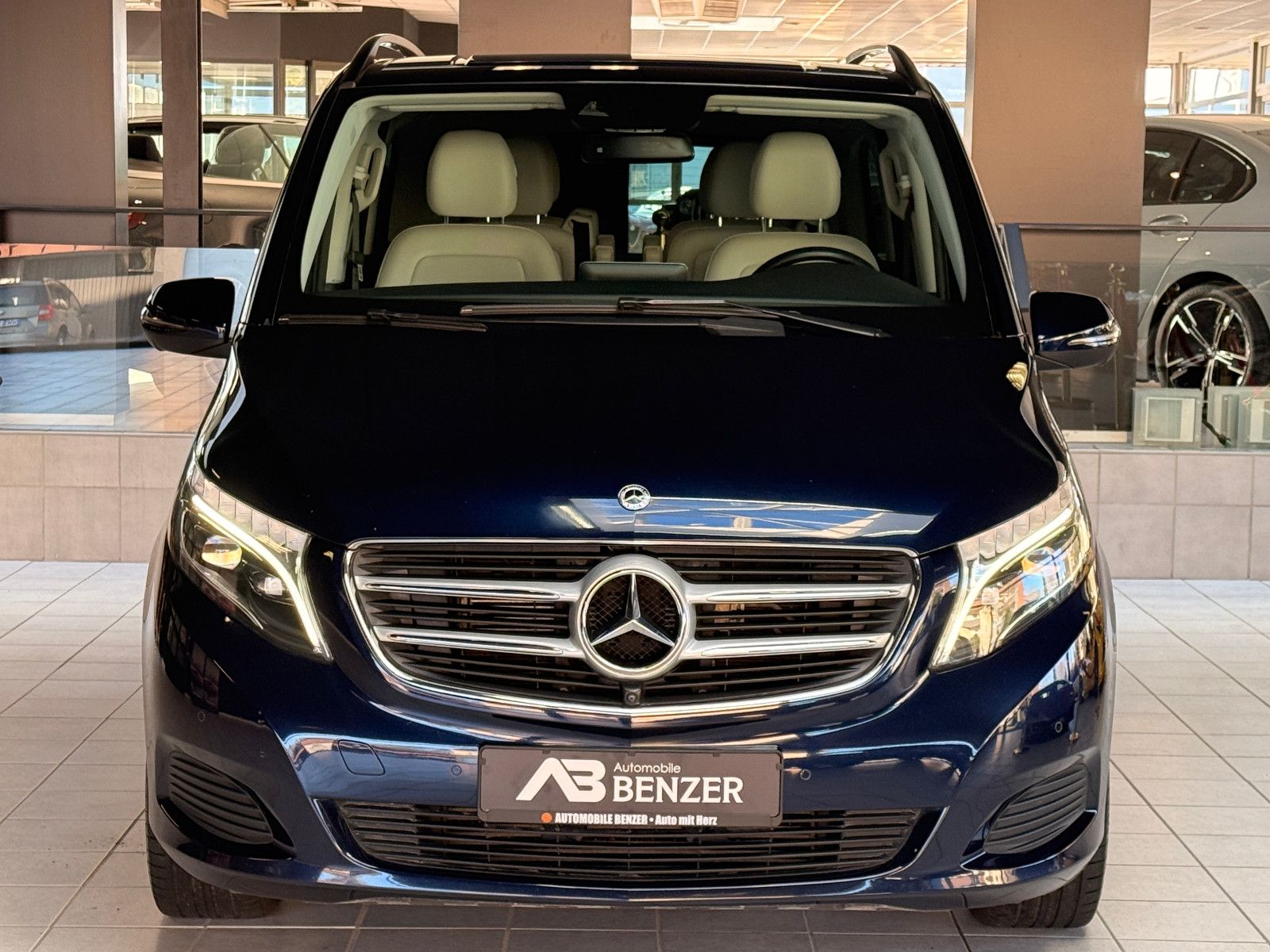 Fahrzeugabbildung Mercedes-Benz V 250/AVANTGARDE/LANG/4MATIC/LEDER/LED/NAVI/6SIT