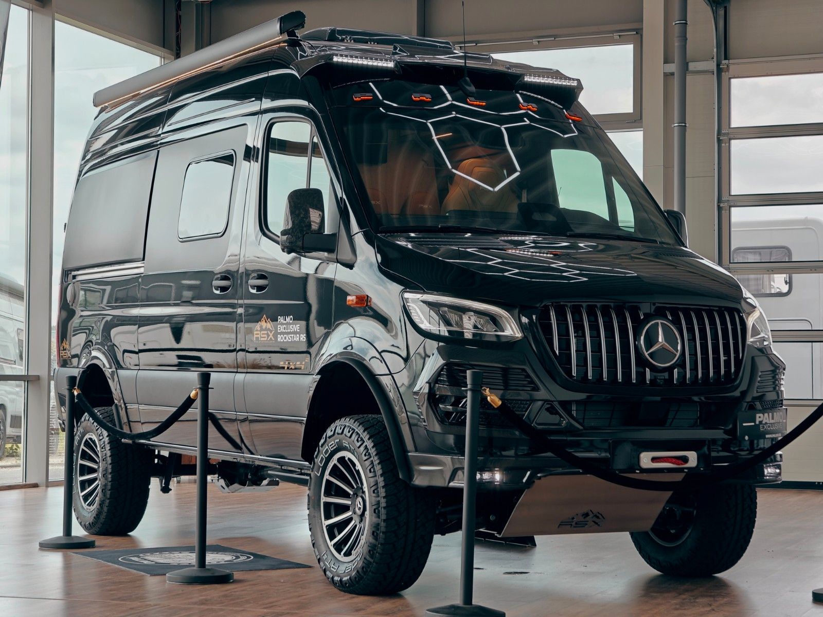 Fahrzeugabbildung HYMER / ERIBA / HYMERCAR GRAND CANYON S MB 600 4x4² RSX - TRIPLE CARBON