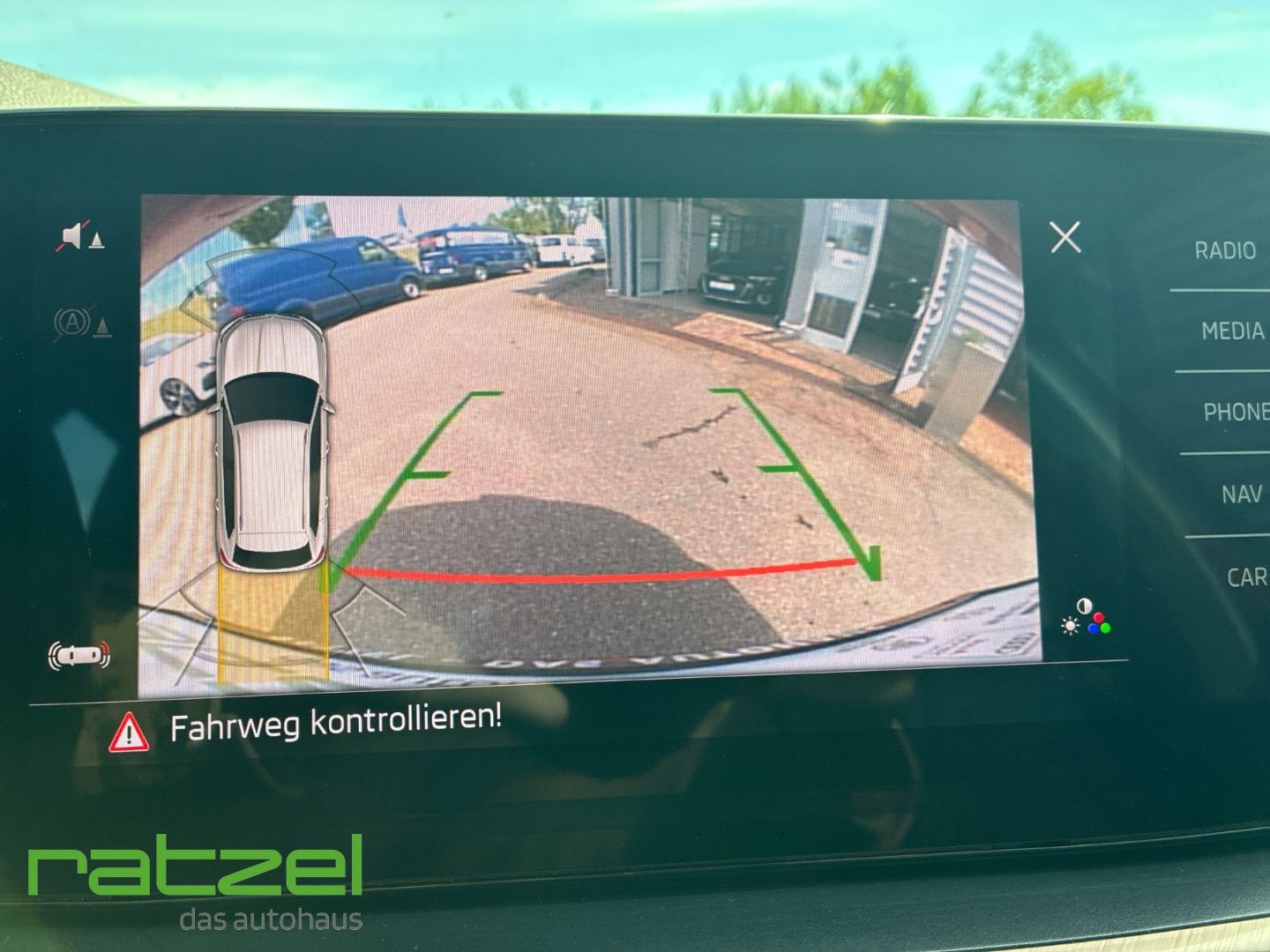 Fahrzeugabbildung SKODA Kamiq Style 1.6 TDI DSG AHK-klappbar Navi digita