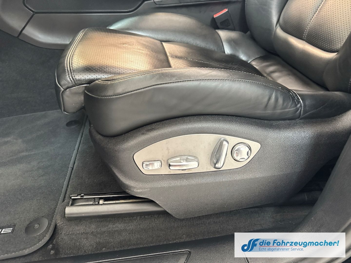 Fahrzeugabbildung Porsche Macan DE-Auto Pano Navi Memory S Soundsy LED Dyn