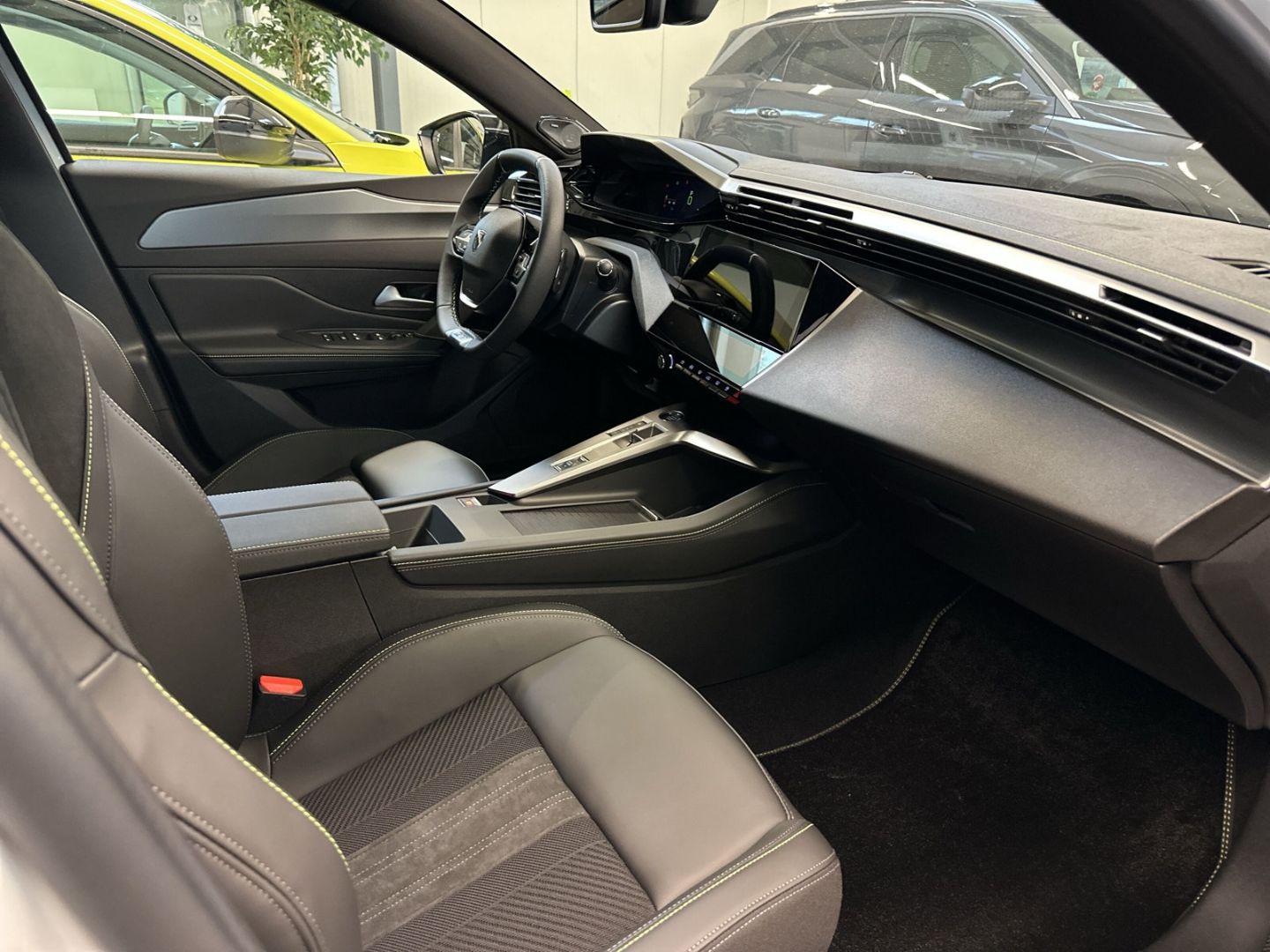 Fahrzeugabbildung Peugeot 308 SW GT HYBRID 145 e-DSC6 Panorama Navi ACC