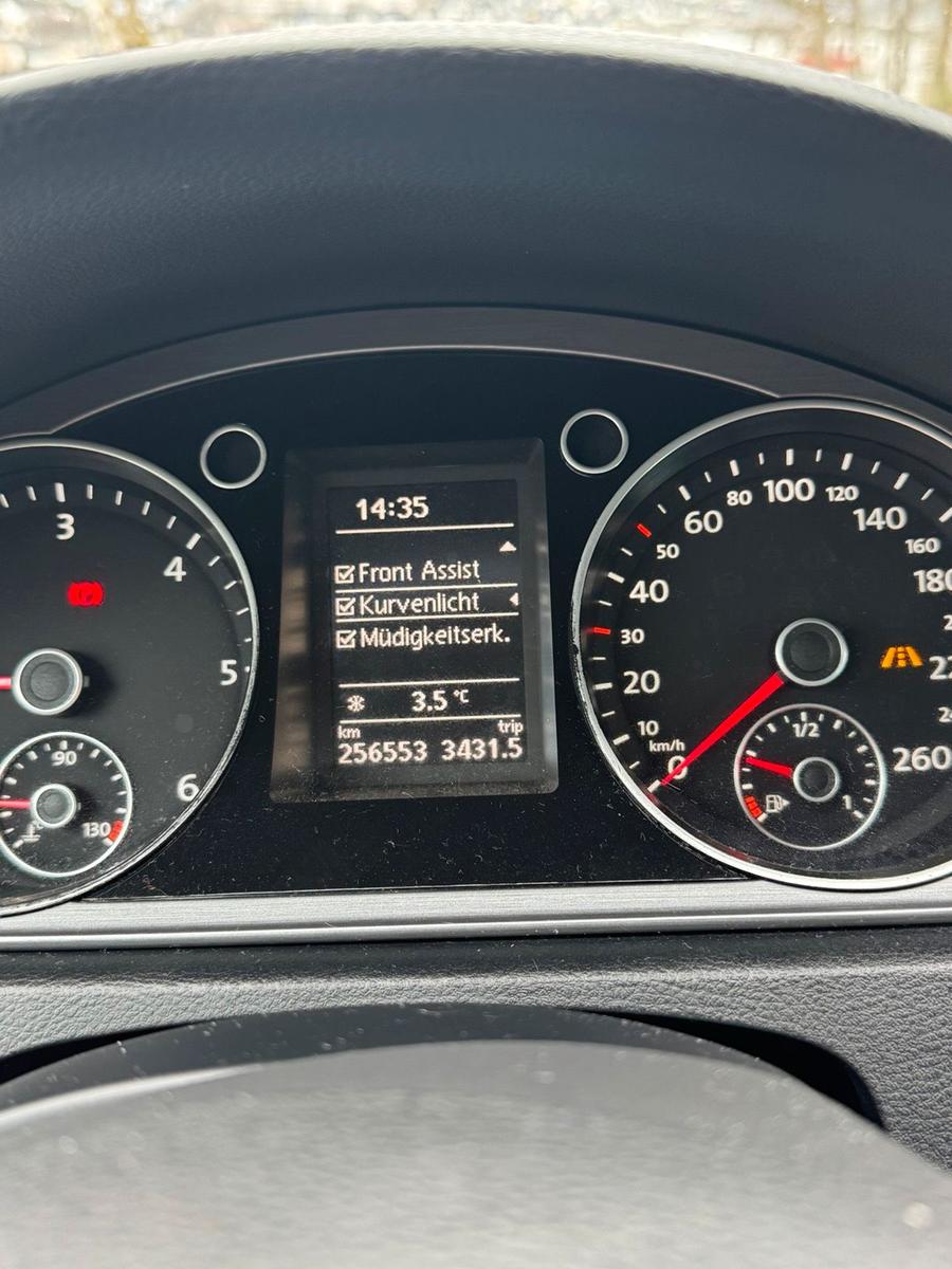 Volkswagen Passat 2014 — rear view