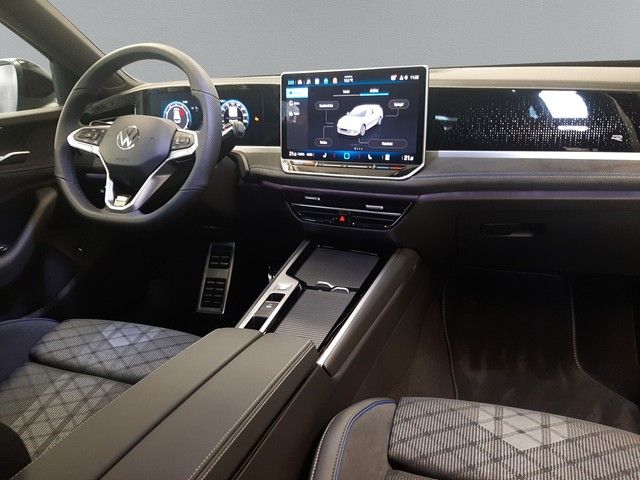 Fahrzeugabbildung Volkswagen Passat Variant 1,5 eTSi R-Line Black Pano AHK