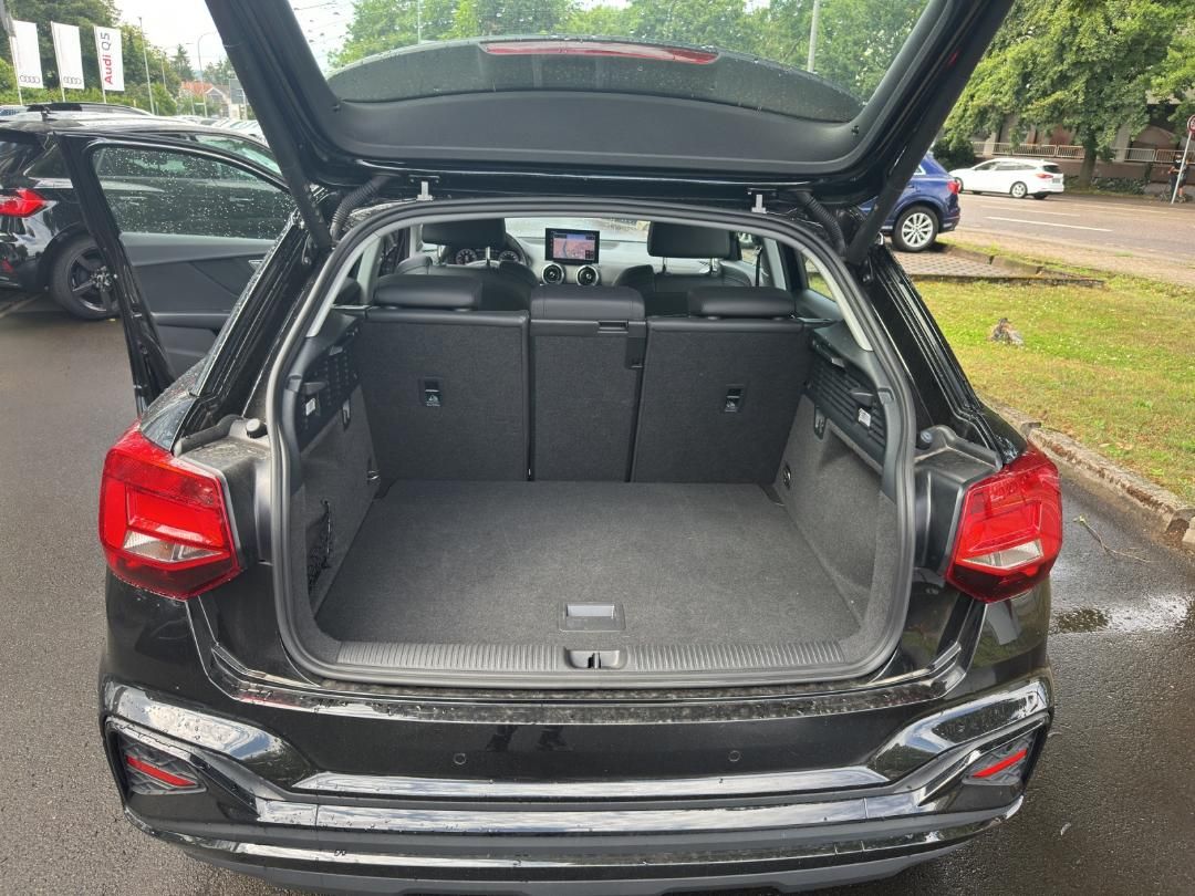 Fahrzeugabbildung Audi Q2 S line 35 TFSI S tronic Fahren Parken Leder