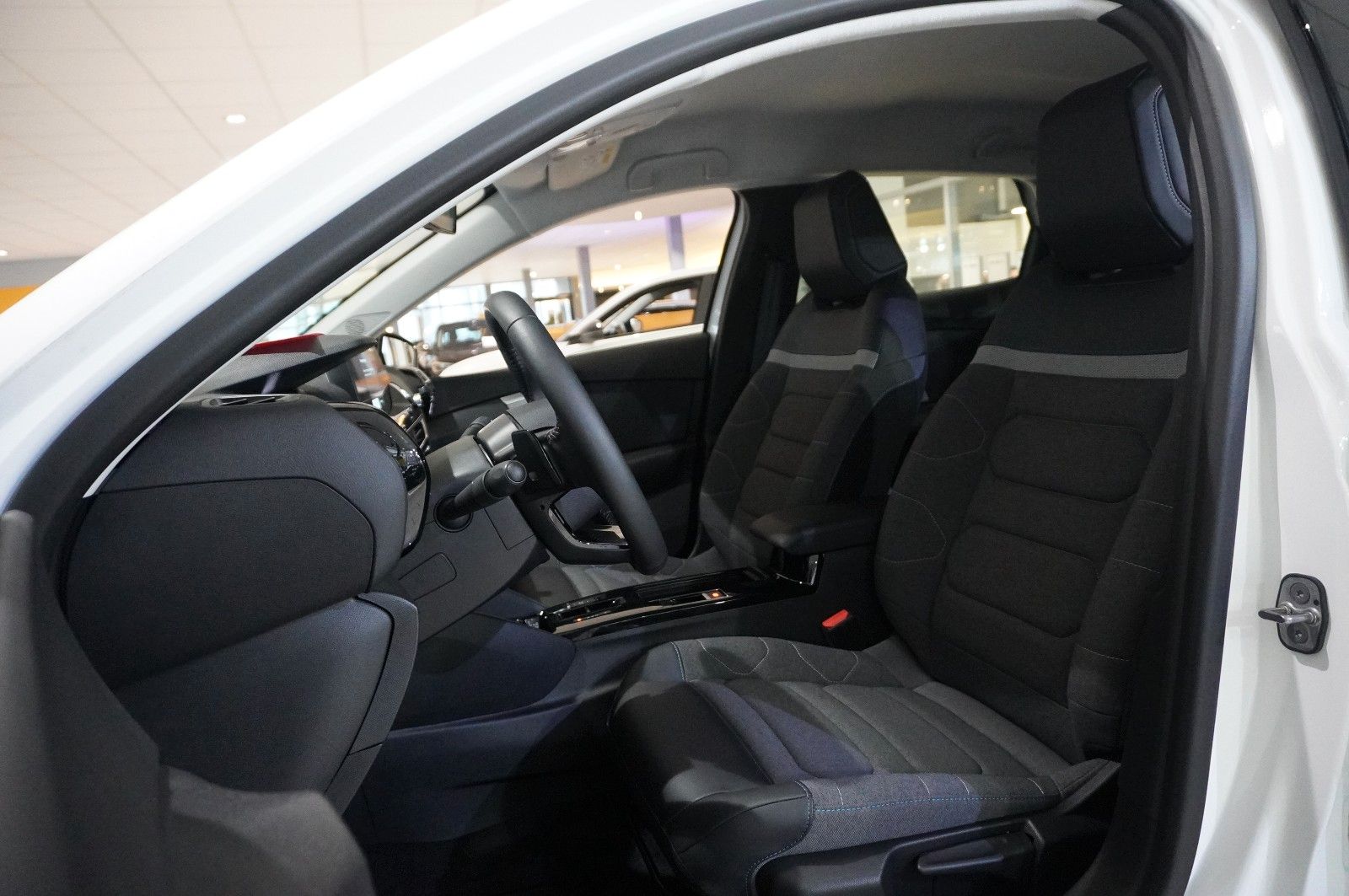 Fahrzeugabbildung Citroën C4 Lim. 1.2T PLUS NAVI/LED/KAMERA/SPORT /VIR/DAB