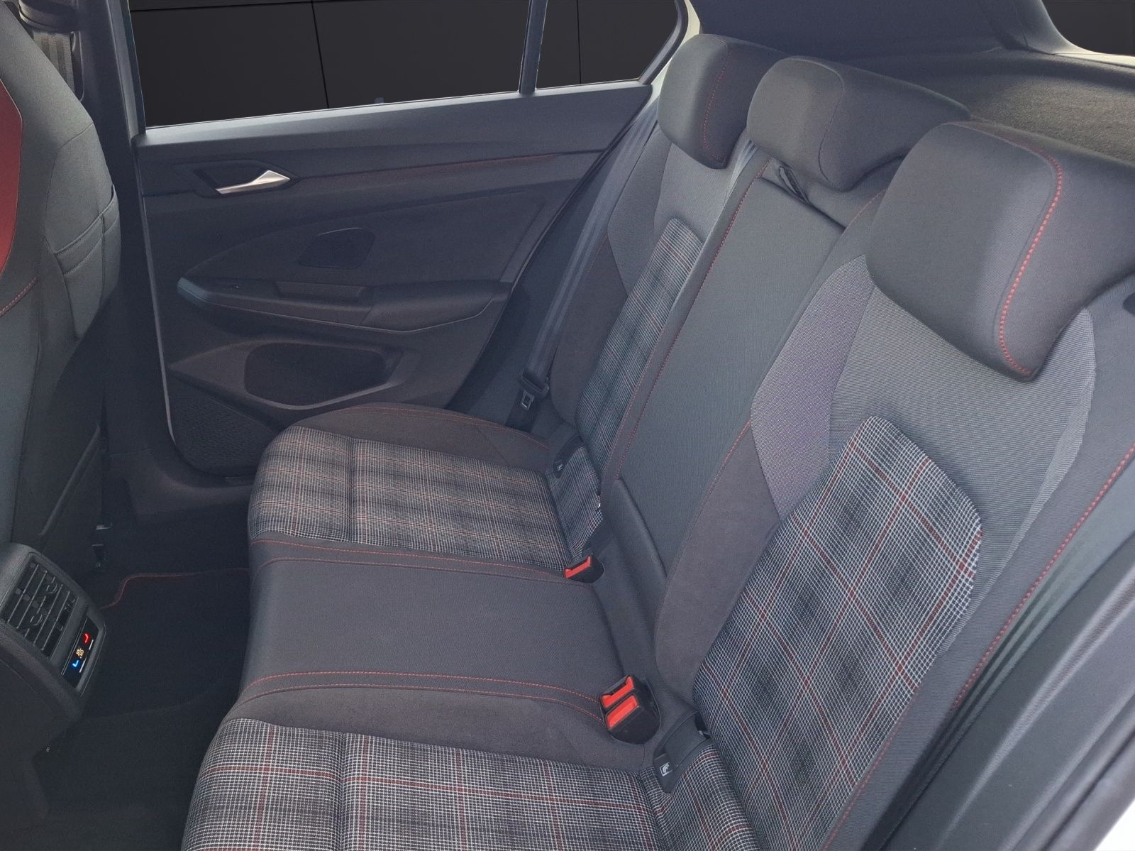 Fahrzeugabbildung Volkswagen Golf VIII GTI DSG Matrix AHK Navi Pano AID ACC R