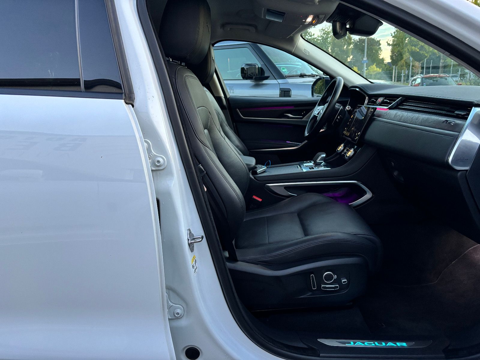 Fahrzeugabbildung Jaguar F-PACE SE AWD/D300KA;ERA/MASSAGE/APPLE/NAVI/KAM