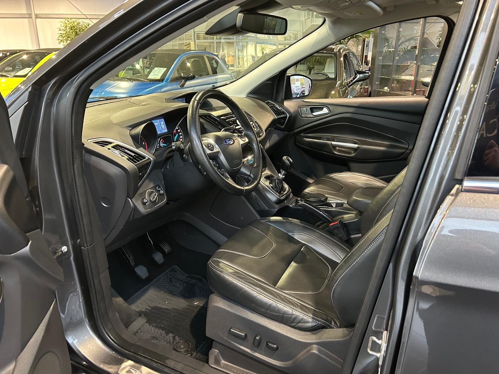 Fahrzeugabbildung Ford Kuga Individual 4x4 PANO AHK NAVI