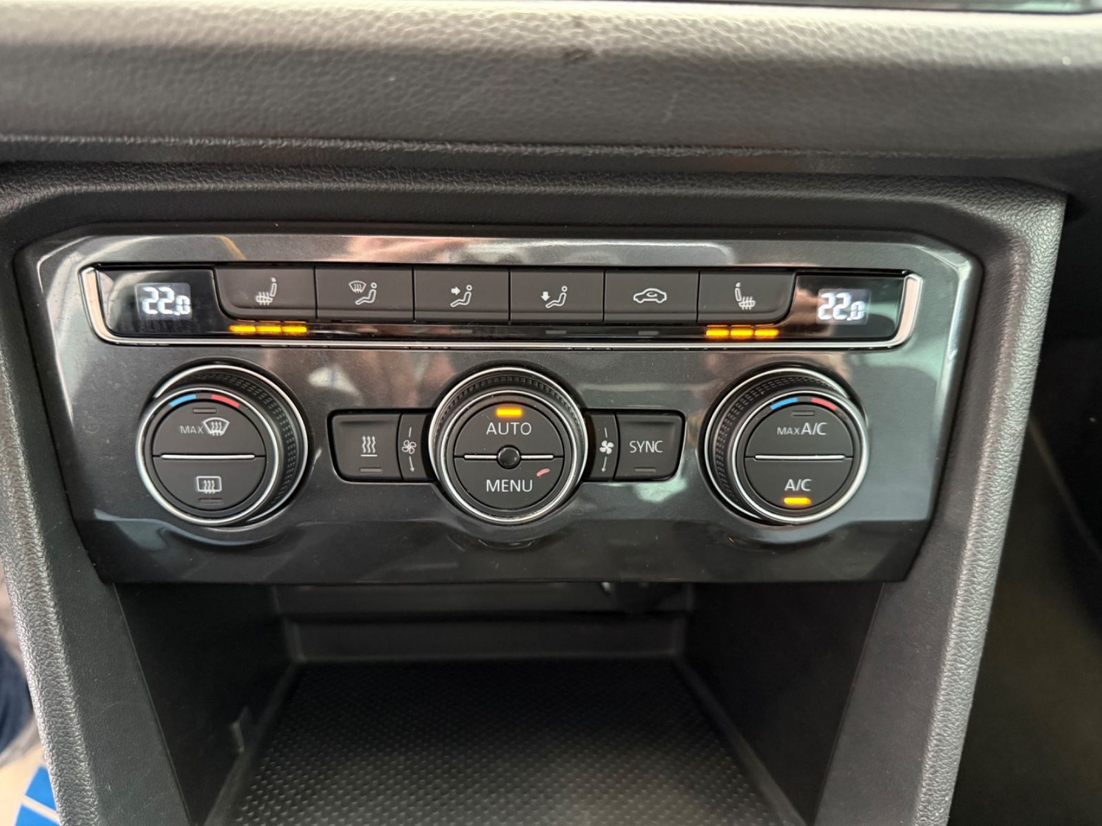 Fahrzeugabbildung Volkswagen Tiguan Comfortline Standheizung, Allwetterreifen