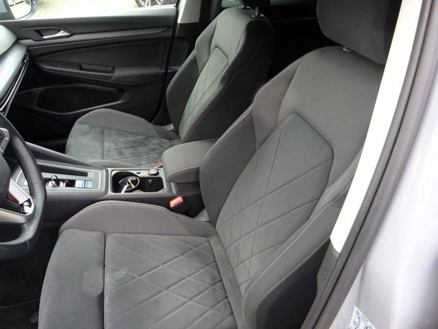 Fahrzeugabbildung Volkswagen Golf VIII 1.4 eHybrid Style  8-fach bereift