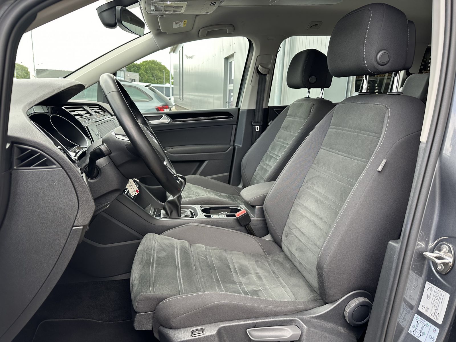 Fahrzeugabbildung Volkswagen Touran 1.5 TSI ACT HL 7-Sitzer NAV+LED+AHK+ACC