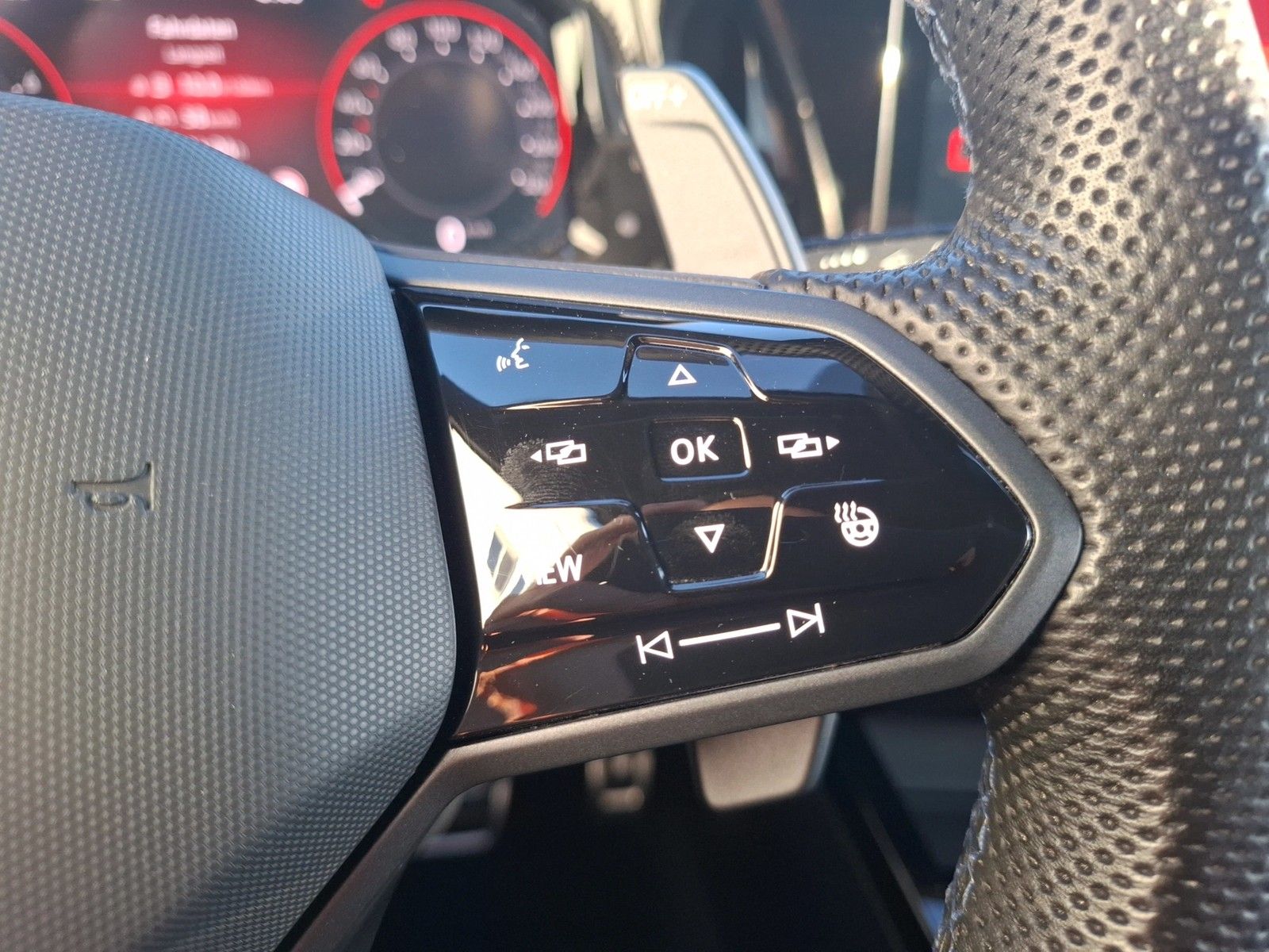 Fahrzeugabbildung Volkswagen Golf VIII Variant R DSG 4M Matrix Navi AID ACC R
