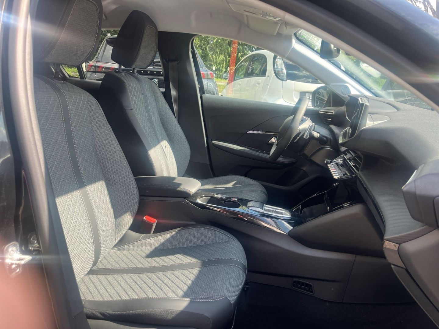 Fahrzeugabbildung Peugeot 208 Allure HYBRID 110 e-DSC6 Navi ACC CarPlay