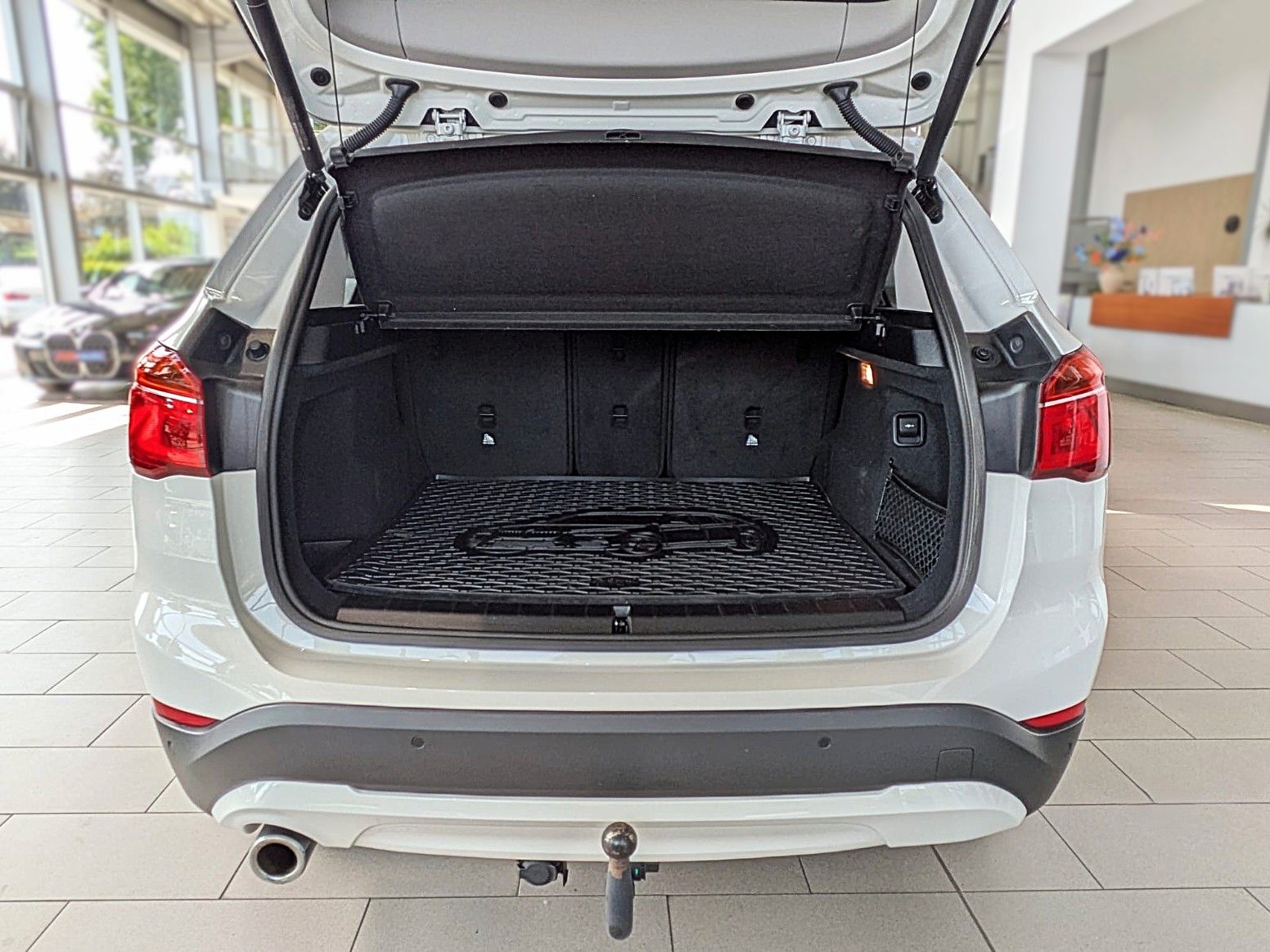 Fahrzeugabbildung BMW X1 18i LCI NAVI SHZ AHK PDC KLIMAAUT 8xALU