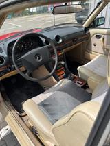 Mercedes-Benz 230 - Mercedes-Benz 230 mit Benzin-Antrieb: Coupé