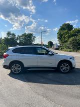 BMW X1 xDrive25i | xLine Steptronic | AHK | Panorama - BMW X1 mit Benzin-Antrieb: Weiß, Vollleder