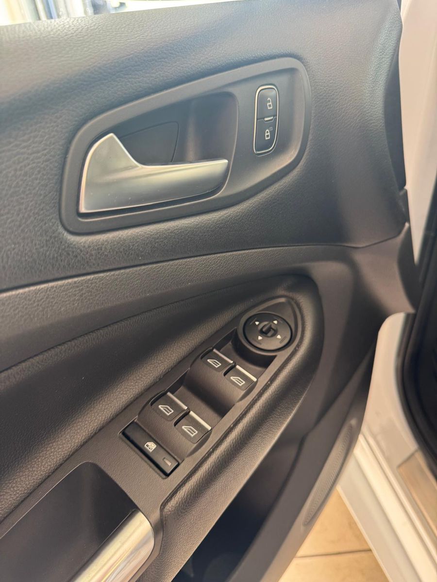 Fahrzeugabbildung Ford Kuga ST-Line / AHK/NAVI/KLIMA/8.FACH BEREIFT