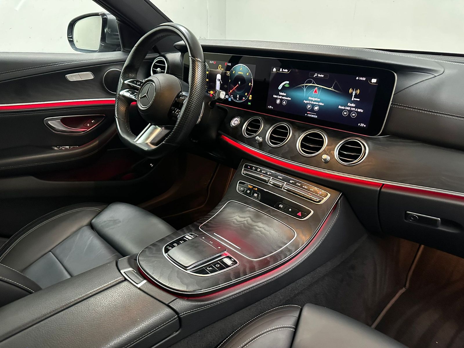 Fahrzeugabbildung Mercedes-Benz E 400 d 4MATIC T *AMG-LINE*PANO*AHK*LEDER*