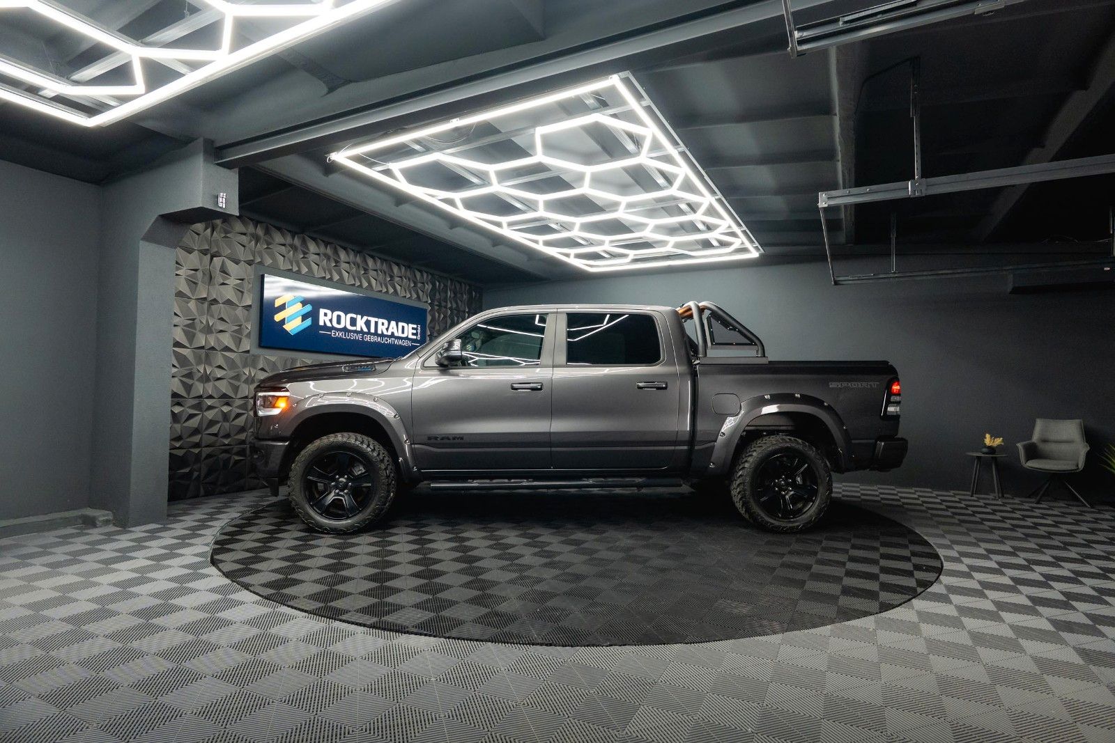 Fahrzeugabbildung Dodge RAM 5.7 V8 HEMI 4x4 OFFROAD Night-Paket *LED*19%