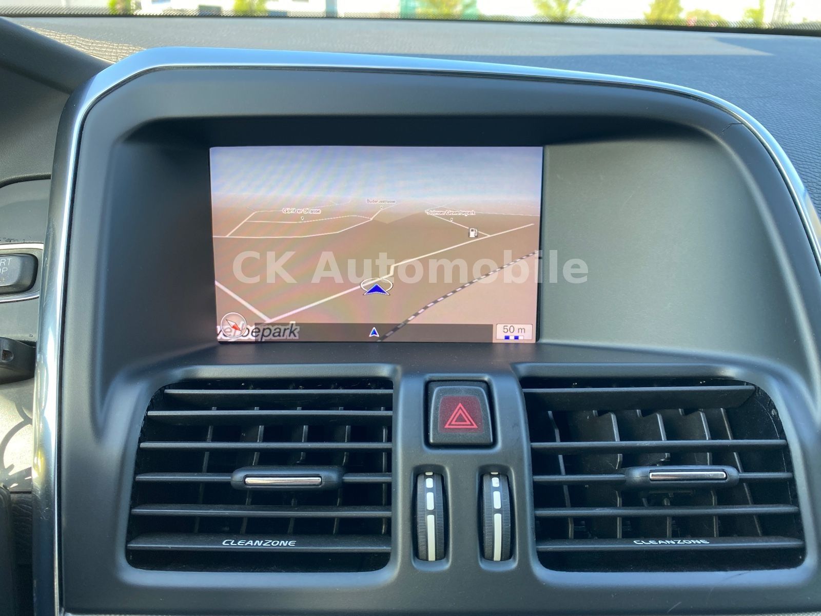 Fahrzeugabbildung Volvo XC60 D3 Summum 2WD/Navi/Leder/Bi-Xenon/PDC/AHK