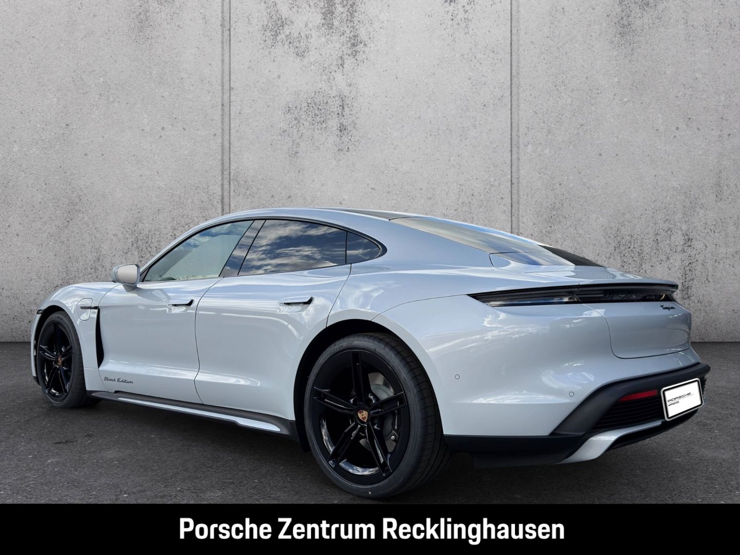 Porsche Taycan Black Edition SportDesign Paket Luftfeder foto 3