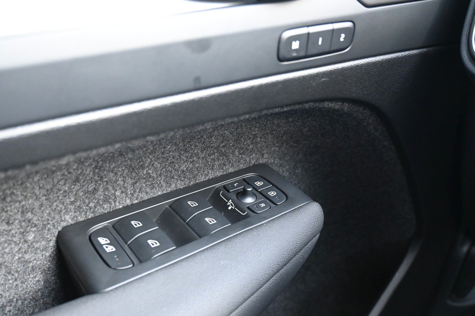 Fahrzeugabbildung Volvo XC40 B3 DKG Plus Dark*360°*PANO*ACC