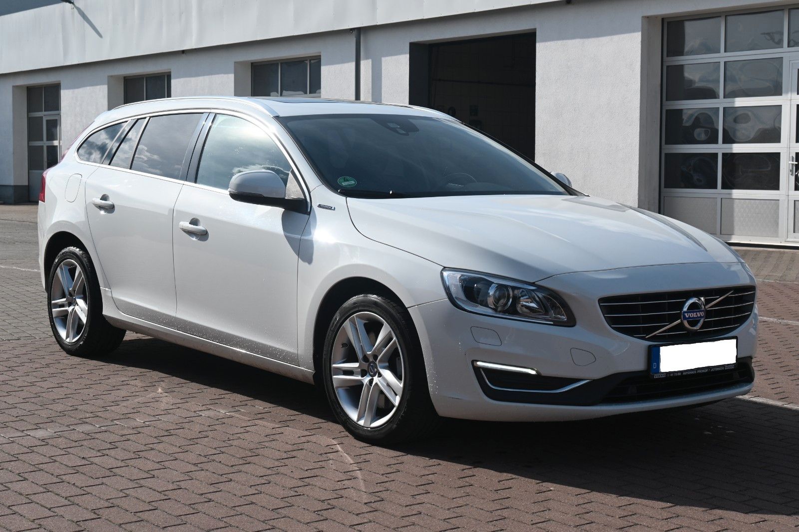 Fahrzeugabbildung Volvo **Mietkauf**V60D6*Sum*SD*NAVI*STHZ*E-KZ*Diesel