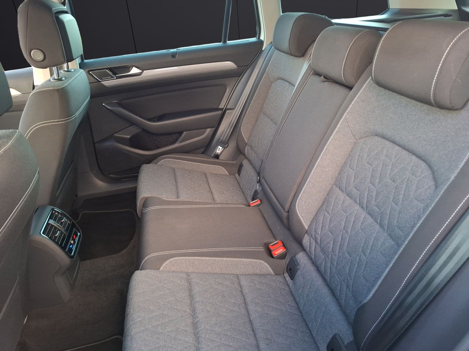 Fahrzeugabbildung Volkswagen Passat Variant TDI Business DSG R-Line Matrix AH