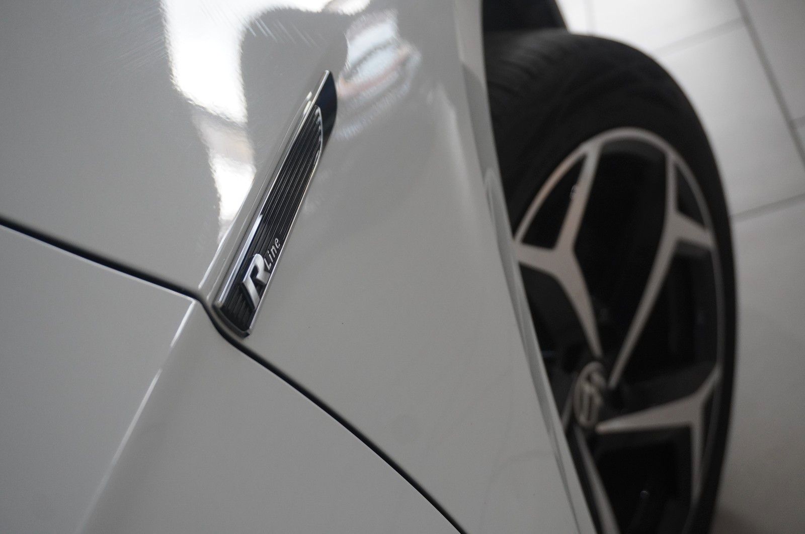 Fahrzeugabbildung Volkswagen Passat Vari. 2.0D R-LINE 4M NAVI/LED/KAMERA/AHK