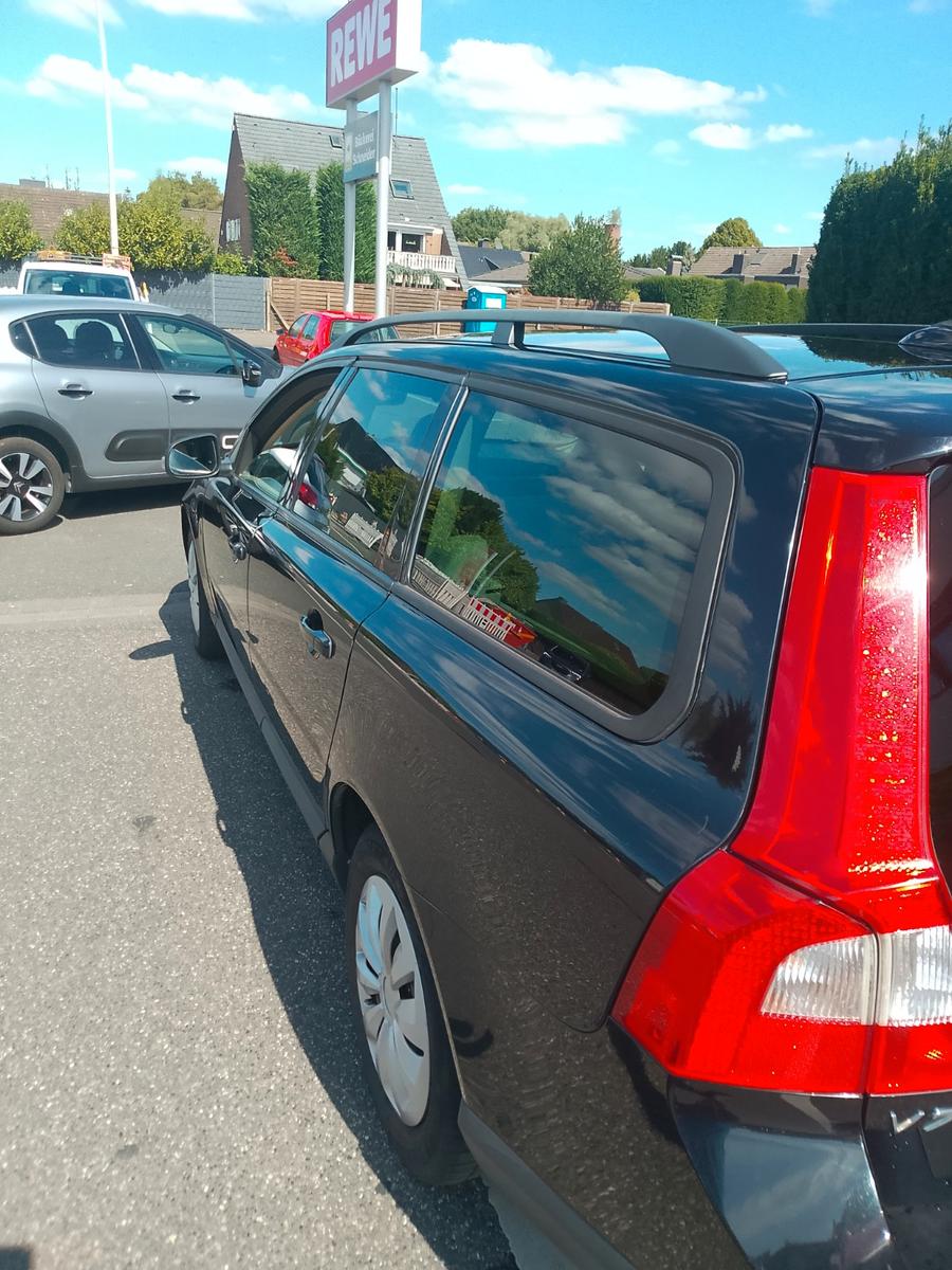 Volvo V70 2009 — rear view
