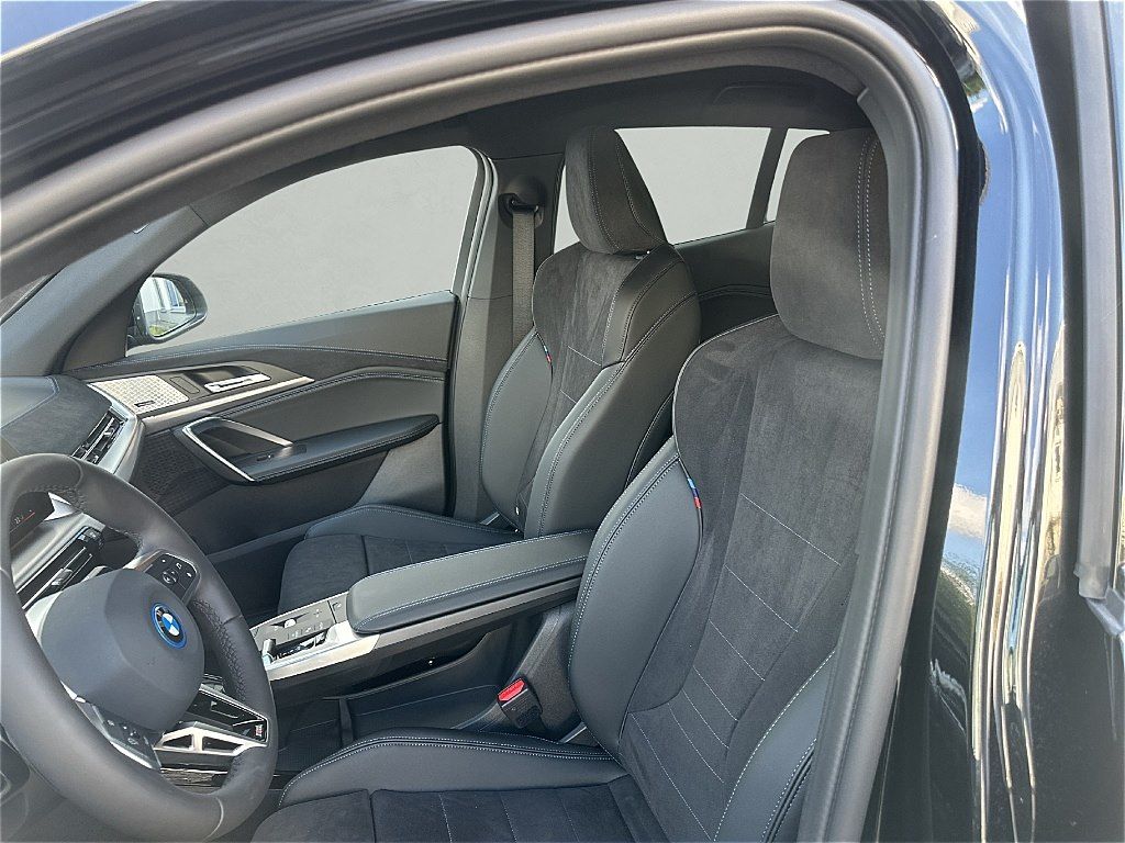 BMW iX2 - Bild 11