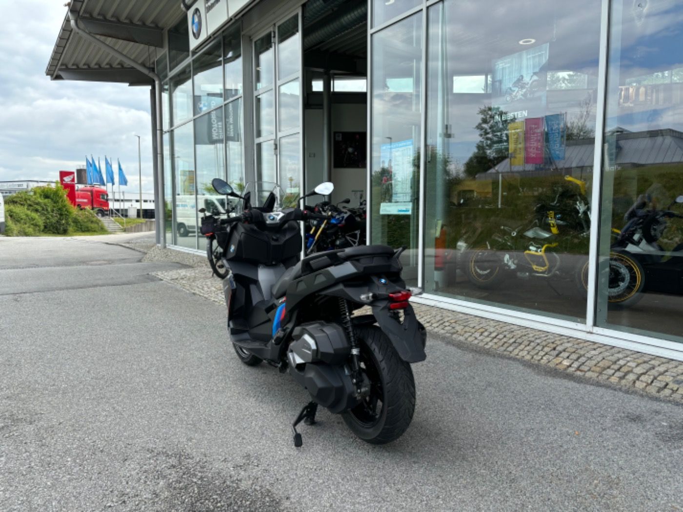 Fahrzeugabbildung BMW C 400 X Komfort-Paket, M-Embleme foliert,