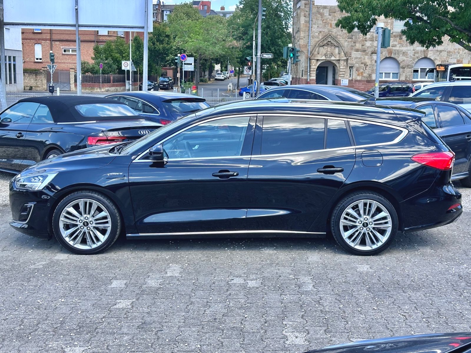 Fahrzeugabbildung Ford FOCUS TURNIER VIGNALE*PANO+LED+1.HAND*