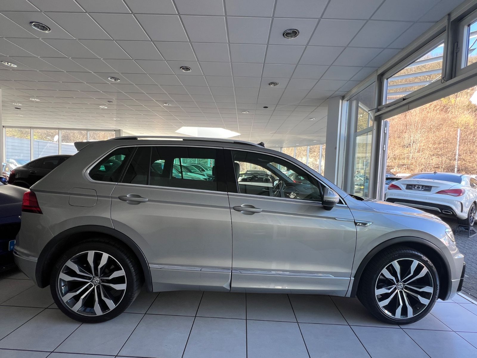 Fahrzeugabbildung Volkswagen Tiguan Highline 2.0TDI DSG 4Motion R-Line