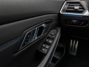 Fahrzeugabbildung BMW 330e Tour M Sport Komfortzugang Kamera 18"M LMR