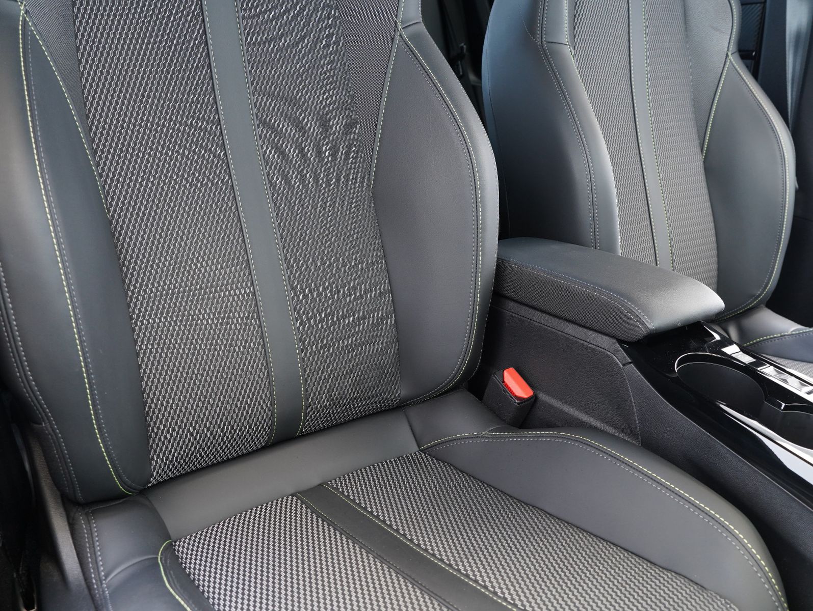 Fahrzeugabbildung Peugeot 2008 e- GT 11KW/LED/NAVI/360°/SOH