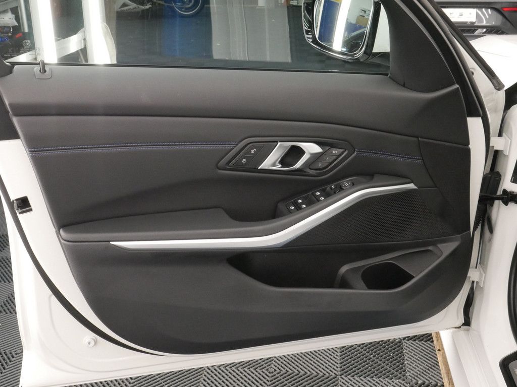 BMW 320 i xDrive M-Sport KAMERA NAVI AHK FACEL. LED foto 19