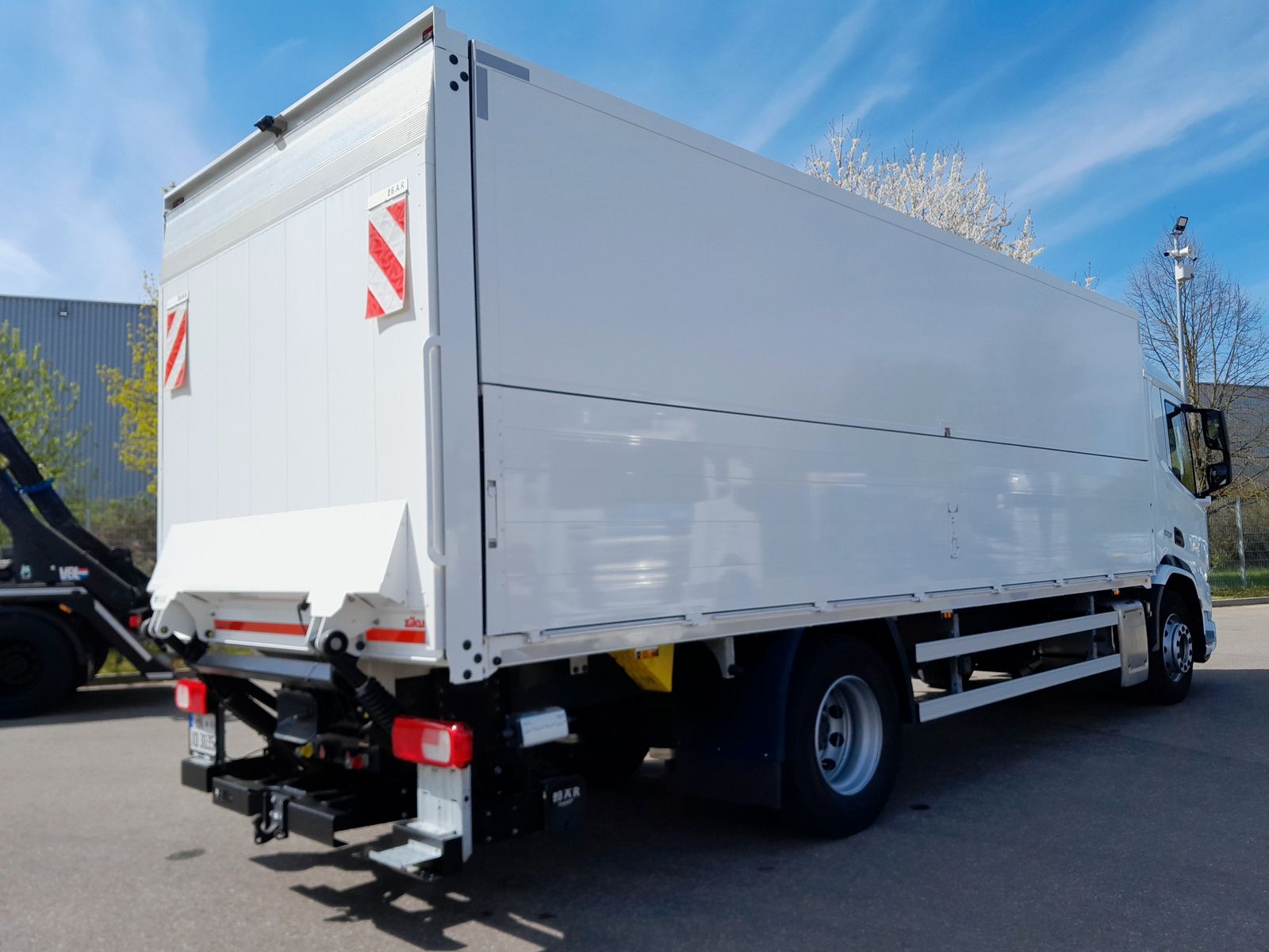 Fahrzeugabbildung DAF FA XD 370 zikun Swing-Board-Aufbau
