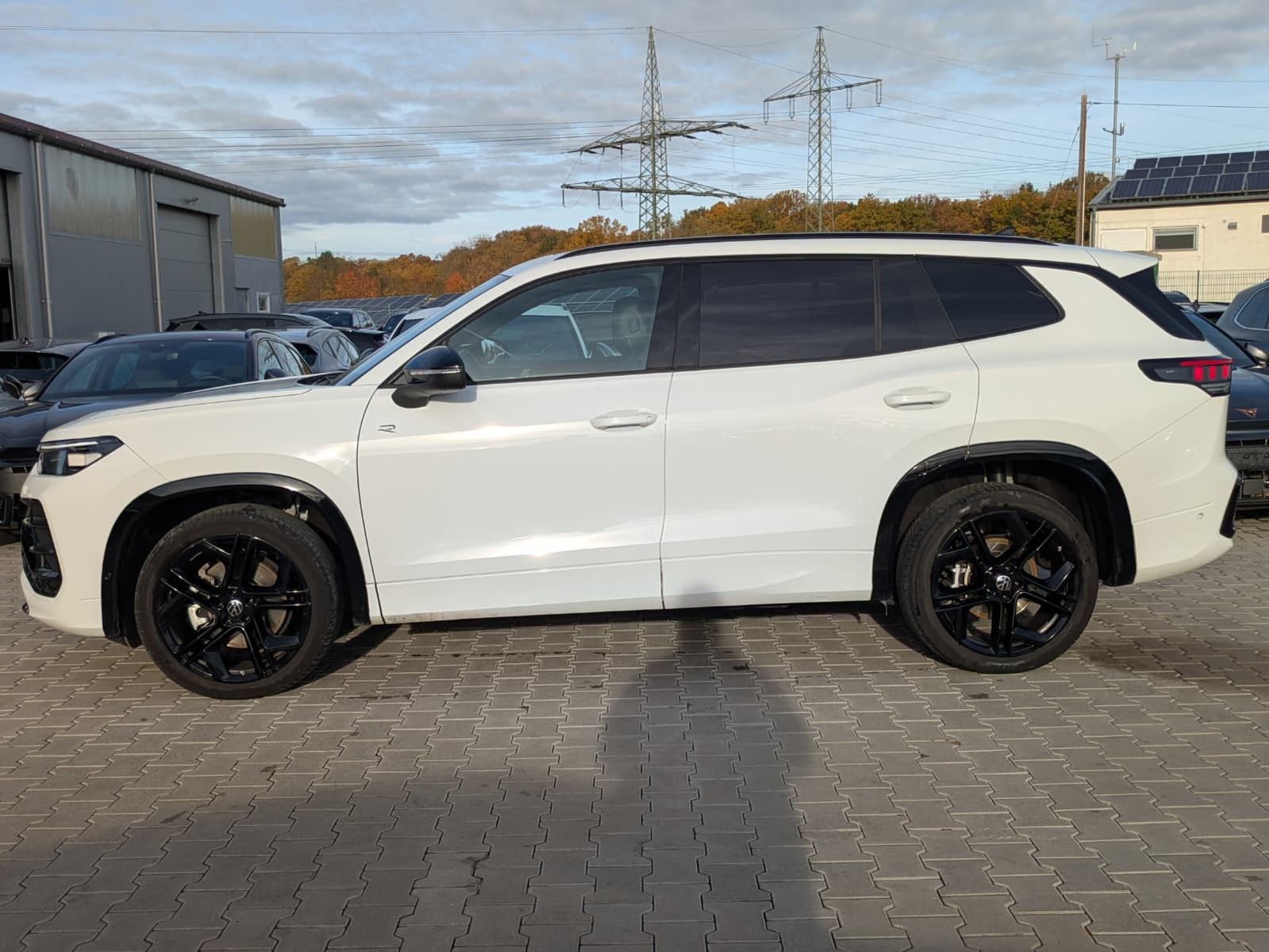 Fahrzeugabbildung Volkswagen Tayron 2.0 TDI 4M R-Line 7S*IQ-L.*LEDER*PANO*HUD