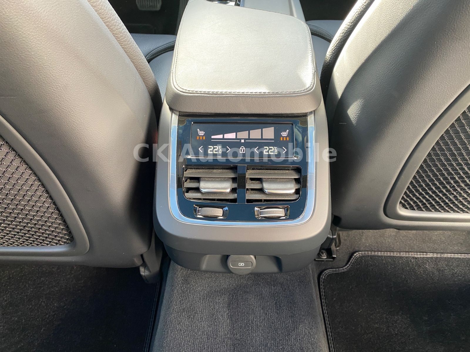 Fahrzeugabbildung Volvo V90 B5 Ultimate Dark AWD/BLIS/Pano/Head-Up/AHK