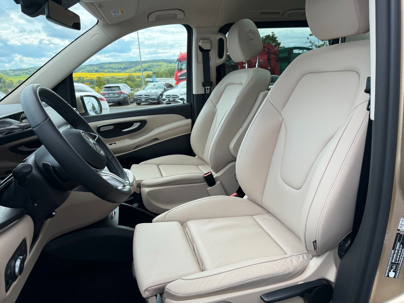 Fahrzeugabbildung Mercedes-Benz V 250 d AVA DISTRONIC AHK 2,5to Stdheiz Panorama