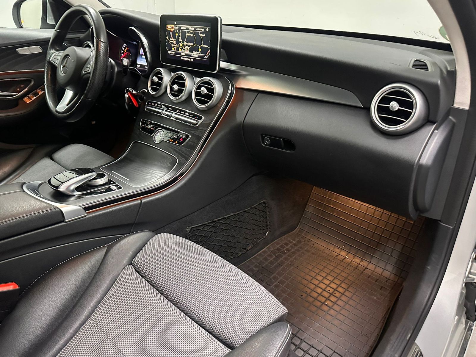 Fahrzeugabbildung Mercedes-Benz C 220 d 4MATIC T AVANTGARDE PANORAMA*DISTRO*